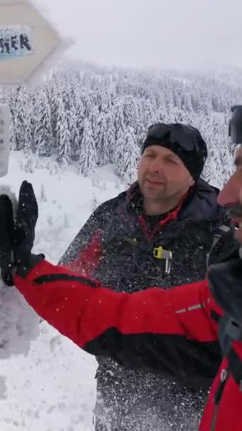Wandelaars Clearing Frozen Trail Markers Tijdens Een Winterwandeling — Stockvideo