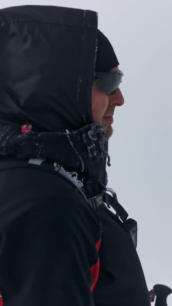 Двое Мужчин Рюкзаками Снегоступами Идут Тропе Зимний Поход — стоковое видео