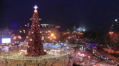  Noel ağacı ve Noel pazarı karlı bir kış gününde akşam ışıklarıyla aydınlanır. Şehir manzarası. Gerçek Zaman