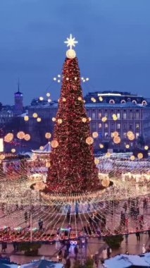 Noel ağacı ve kasaba meydanındaki Noel pazarı. Şehir manzarası. Dikey video