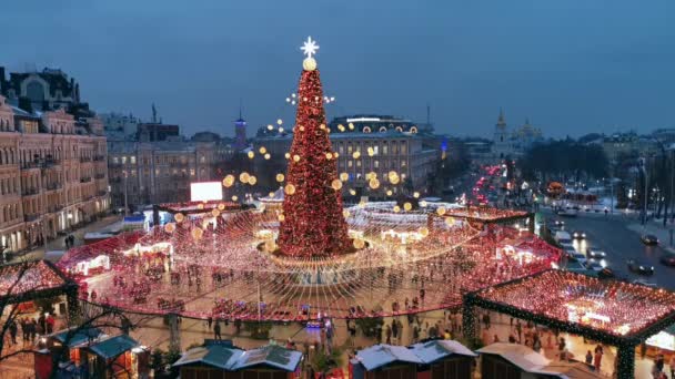 크리스마스 키예프의 소피아 광장은 콘서트와 크리스마스 박람회가 열리는 장소가 — 비디오