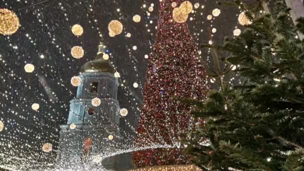 우크라이나 키예프 소피아 대성당 근처의 크리스마스 눈내리는 — 비디오