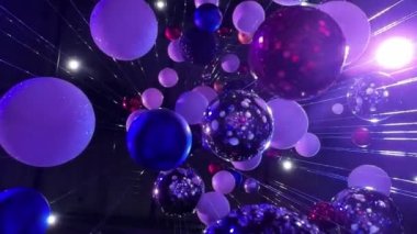 Dekoratif mavi ışıkta bir sürü Noel balosu. Kamera aşağıdan yukarıya hareket eder. 