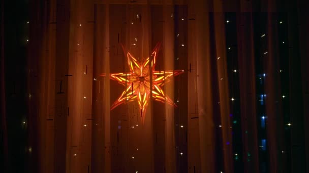Moravian Yıldızı Yanıp Sönen Garland Işıkları Arasında Geceleri Pencerenin Kenarında — Stok video
