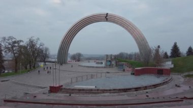 Kyiv, Ukrayna - 7 Kasım 2022: Halkların Dostluğu Kemeri. Rusya 'nın Ukrayna' ya yaptığı saldırıdan sonra anıtın kaderi hakkında kamuoyu tartışması yapıldı.