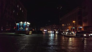 Kyiv, Ukrayna - 7 Kasım 2022: Khreshhatyk Caddesi, şehir yetkililerinin güç tasarrufu sırasında. Belediye yetkilileri sokak ışıklarını söndürdü, enerji tasarrufu için elektrik toplu taşımacılığını otobüslerle değiştirdiler.