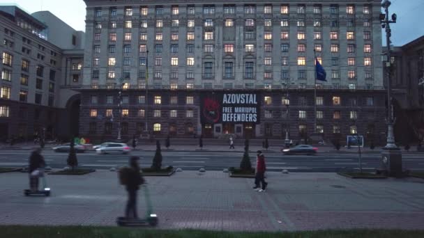 基辅市政厅的建筑 上面挂着为阿佐维斯塔卫士而设计的横幅 — 图库视频影像
