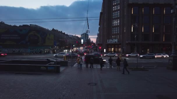 Crosswalk Sobre Khreshchatyk Street Cerca Tienda Tsum Por Noche — Vídeo de stock