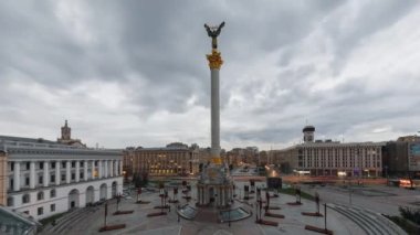 Kyiv 'in ikonik Bağımsızlık Meydanı' nın büyüleyici dönüşümünü deneyimleyin. Ukrayna 'nın başkenti Ukrayna' nın canlı enerjisini ve güzelliğini gözler önüne seriyor..