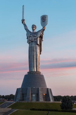 Kyiv, Ukrayna - 2 Haziran 2014: Majestic Mother Anavatanı: Ukrayna 'nın başkenti Kyiv' de bir Vatanseverlik Sembolü
