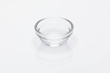 Beyaz arka plana yerleştirilmiş temiz bir cam kase.