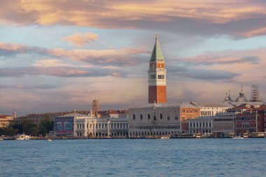 Venedik, İtalya - 19 Mayıs 2012: Venedik şehri gün batımında 