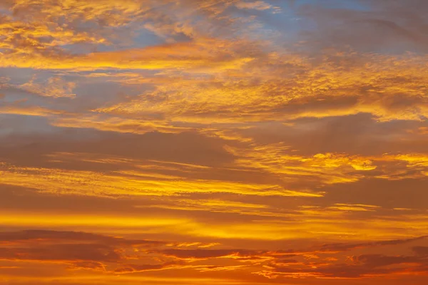 Atemberaubender Himmel Bei Sonnenuntergang Gemalt Mit Einer Wunderschönen Mischung Aus — Stockfoto