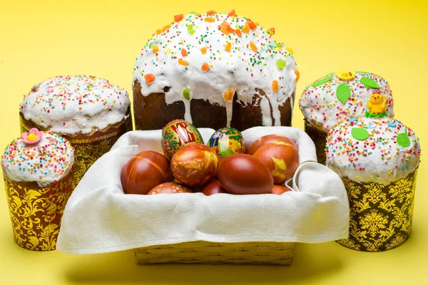 Paskalya Gelenekleri: Işık saçan Sarı Arkaplanda Kutsanmış Paşa ve Renkli Yumurtalar