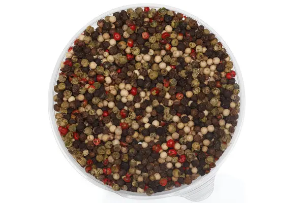 Beyaz arka planda biber yuvarlak bir kasede