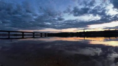 Bir doğa ve şehir videosu: mavi bulutlar ve Ukrayna, Kiev 'deki Dnipro nehri. Zaman Süreleri