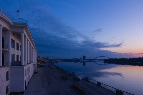 Nehir istasyonu binasının yakınındaki Posta Meydanı 'ndaki Kiev şehir manzarası. Güneşli sabahın erken saatlerinde, Kiev, Ukrayna. 