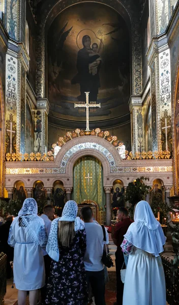 Kiev Ucrânia Junho 2023 Crentes Ortodoxos Rezam Igreja Durante Grandes — Fotografia de Stock