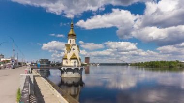 Kiev 'in Su ve Dinyeper Nehri üzerindeki Aziz Niklas Kilisesi' nin hızlandırılmış videosu