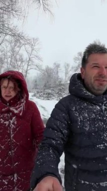 Kar Altında Parkta Yürüyen Çift. Dikey Video