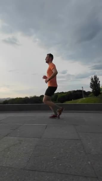 Turuncu Gömlekli Koşucu Kyiv Gündoğumu Koşusu Nun Enerjisini Yakalamak Dikey — Stok video