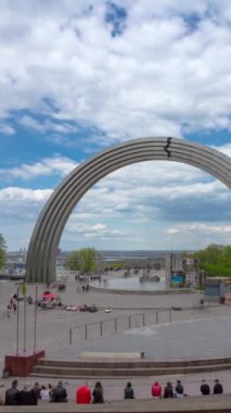 Ukrayna, Kiev 'deki Halkların Dostluk Kemeri. Dikey video. Zaman aşımı. Dikey UHD video
