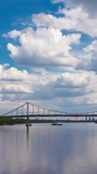 Time Lapse Pilvien Kelluva Yläpuolella Jalankulkijoiden Park Bridge Kiovassa Pystysuora — kuvapankkivideo