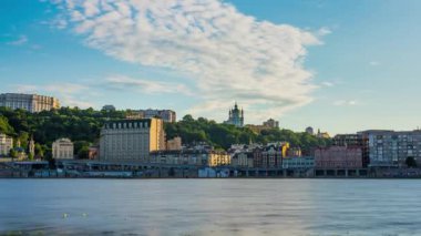 Kyiv Cityscape ve St. Andrews Kilisesi Dinyeper Nehri 'nde. Zaman Süreleri