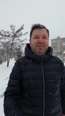 Kar Parkı 'nda selfie çeken bir adam. Dikey Video