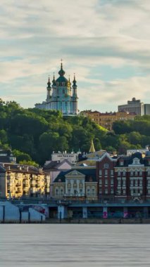 Kyiv 's Landmark: Aziz Andrews Kilisesi ve Dinyeper Nehri üzerindeki Cityscape. Zaman aşımı. Dikey