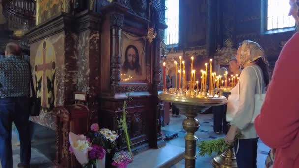 Κίεβο Ουκρανία Ιουνίου 2023 Ορθόδοξοι Πιστοί Προσεύχονται Στην Εκκλησία Κατά — Αρχείο Βίντεο
