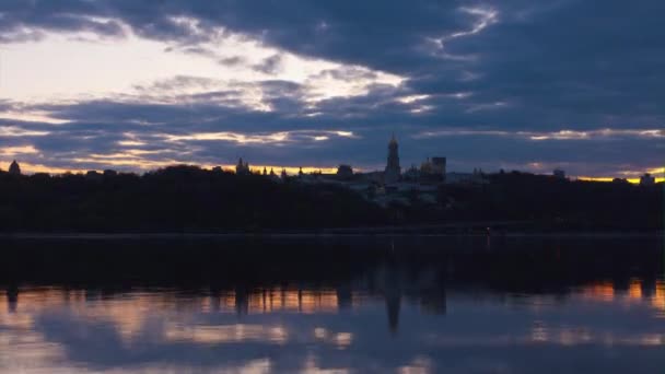 Rozważanie Zmierzch Urzekające Time Lapse Ławry Kijowsko Peczerskiej Odzwierciedlone Wodach — Wideo stockowe