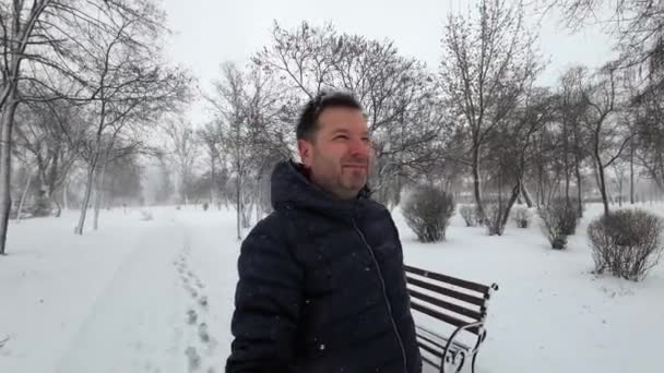 公園で雪の日を楽しんでいる男 ビデオ — ストック動画