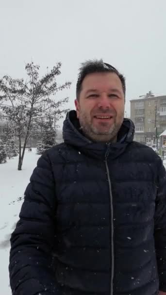 Uomo Che Video Selfie Nello Snowy Park Video Verticale — Video Stock