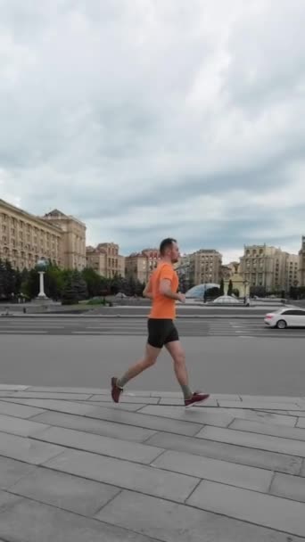 City Jog Jonge Mannelijke Loper Loopt Langs Khreshchatyk Street Kiev — Stockvideo