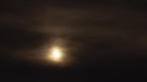 Luna Llena Rompiendo Las Nubes Por Noche Cronograma — Vídeo de stock