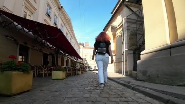 Μια Γυναίκα Περπατάει Στο Πλακόστρωτο Πεζοδρόμιο Του Lviv — Αρχείο Βίντεο