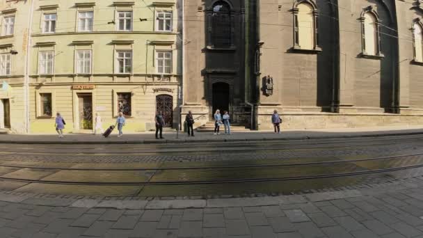 リヴィウス ウクライナ 2023年7月27日 リヴィウの歴史的中心部の停留所でストリートカーを待っている人々 — ストック動画