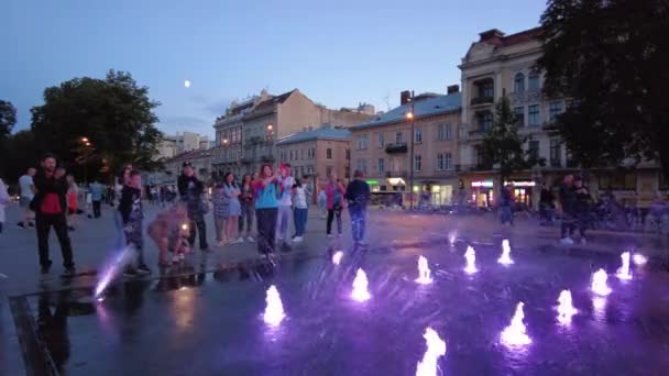 Lwów Ukraina Lipca 2023 Wieczorem Ludzie Odbierają Miejską Fontannę Pobliżu — Wideo stockowe