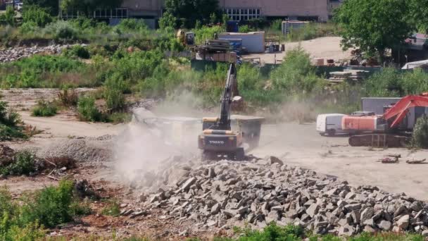 Kiev Ucraina Giugno 2023 Frantumazione Delle Rocce Escavatore Caricamento Frantoio — Video Stock