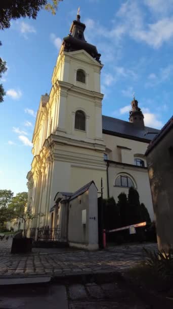Akşam Güneşi Lviv Deki Carmelite Yalınayak Manastırı Kilisesi Aydınlatıyor — Stok video
