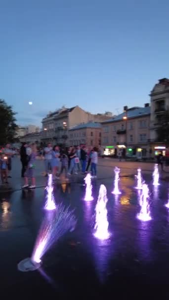 乌克兰利沃夫 2023年7月29日 迷人的城市景观 利沃夫歌剧院和夜间喷泉 — 图库视频影像