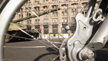 Kyiv, Ukrayna - 24 Ağustos 2022: Khreshhatyk Caddesi 'nde sergilenen yıkılmış Rus askeri teçhizatının bisiklet tekerleği üzerinden bir manzara. Bu sergi, Rus kuvvetlerinin Ukrayna 'nın başkentindeki gerçekleşmemiş geçit törenini simgeliyor.