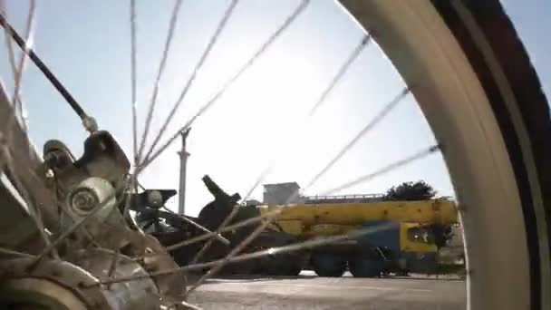 乌克兰基辅 2022年8月24日 通过自行车车轮观看在赫雷斯恰特克大街展示的被毁的俄罗斯军事装备 这次展览象征着俄罗斯军队在乌克兰首都未实现的阅兵式 — 图库视频影像