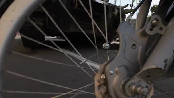 Kiev Ukraina Augusti 2022 Genom Ett Cykelhjul Vid Den Förstörda — Stockvideo