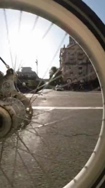 Kyiv, Ukrayna - 24 Ağustos 2022: Khreshchatyk 'in merkez caddesinde sergilenen yıkılmış Rus askeri teçhizatının bisiklet tekerleği vasıtasıyla bir görüntü. Dikey Video