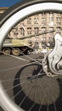 Kyiv, Ukrayna - 24 Ağustos 2022: Khreshchatyk 'in merkez caddesinde sergilenen yıkılmış Rus askeri teçhizatının bisiklet tekerleği vasıtasıyla bir görüntü. Dikey Video