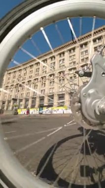 Kyiv, Ukrayna - 24 Ağustos 2022: Khreshchatyk 'in merkez caddesinde sergilenen yıkılmış Rus askeri teçhizatının bisiklet tekerleği vasıtasıyla bir görüntü. Dikey Video