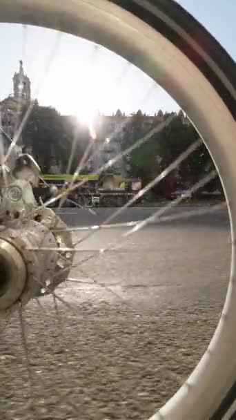 Київ Україна Серпня 2022 Року Вид Велосипедне Колесо Зруйнованій Російській — стокове відео