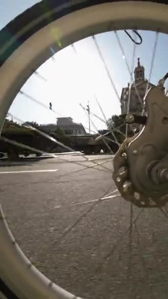 乌克兰基辅 2022年8月24日 通过自行车车轮观看在基辅中心街道赫雷斯恰特克 Khreshchatyk 被毁的俄罗斯军事装备 垂直录像 — 图库视频影像